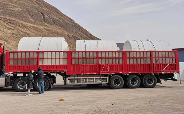 古浪塑料桶装车完毕准备运输中